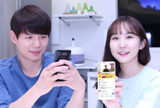 LG유플러스가 21일 공식 온라인 직영몰 'U+Shop'에서 최신 스마트폰 G6 리뷰와 기능 등의 정보를 제공하는 'U+Shop 생생 라이브'를 진행한다. 회사 모델이 'U+Shop 생생 라이브'를 소개하고 있다. <LG유플러스 제공>